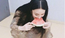 网红吃瓜换衣服图片,时尚与趣味并存